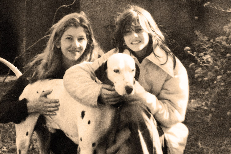 Cristina e Beatriz com seu cachorro